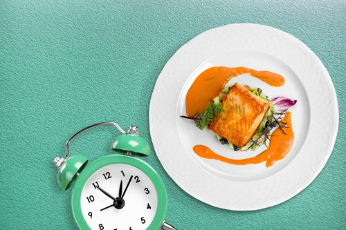 prato-relogio-jejum-intermitente